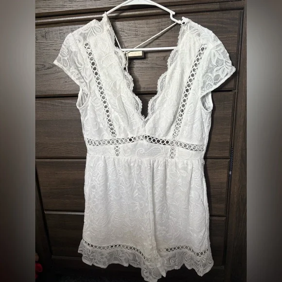 Hello Molly Lace Romper - Picture 4 of 9